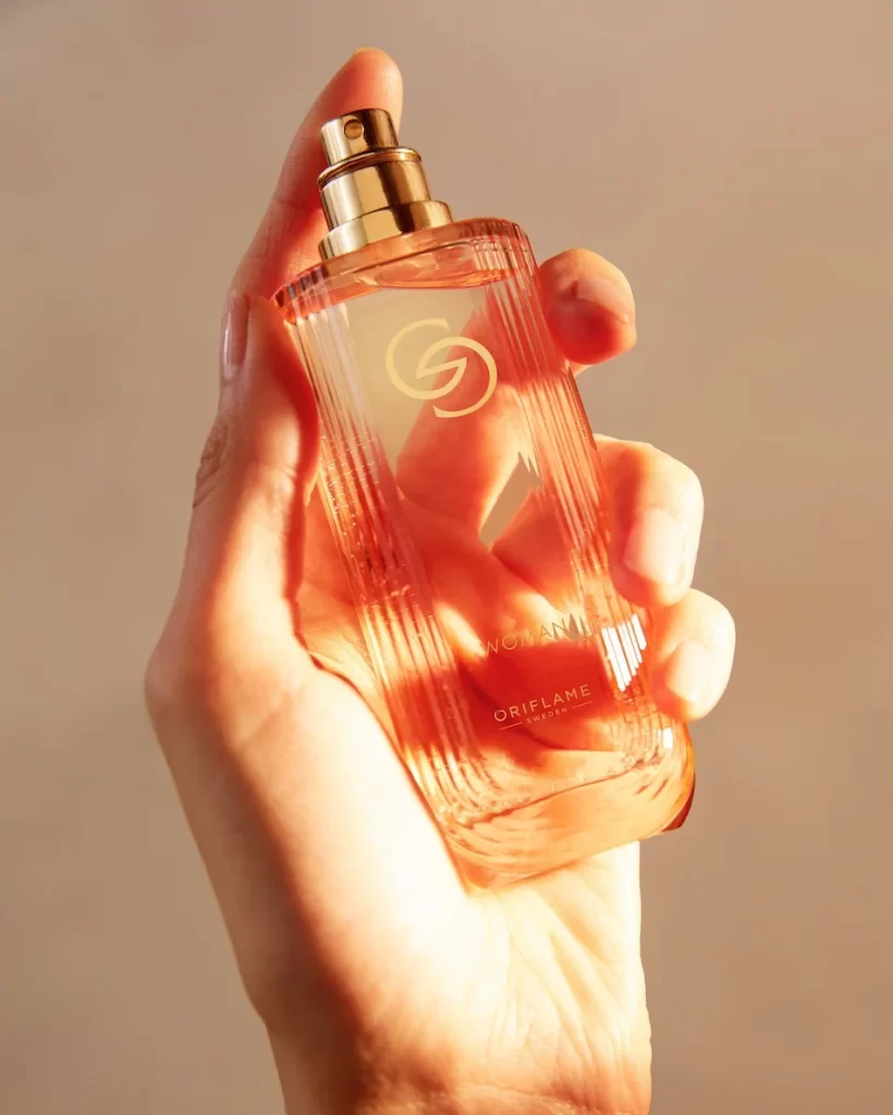 O coração desta fragrância é um bouquet branco com assinatura dourada