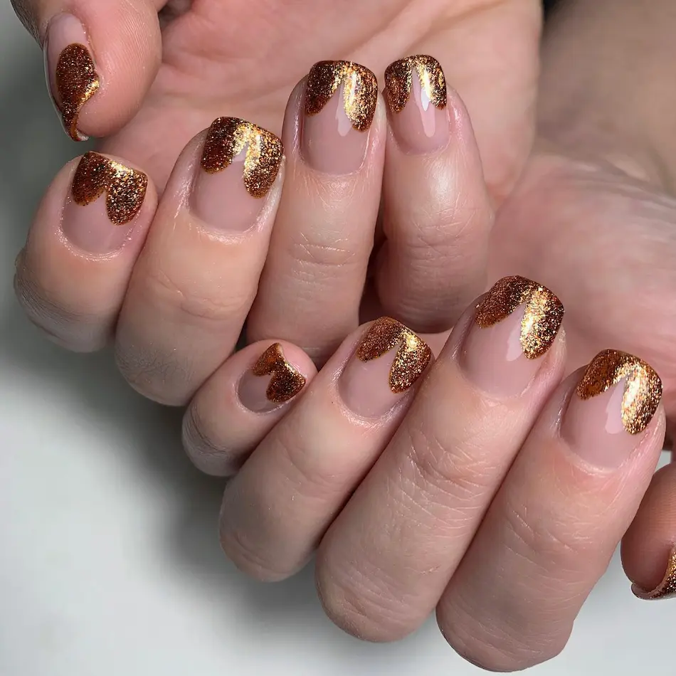 Pontas de Glitter e Dourado - Unhas para Passagem de Ano 2024