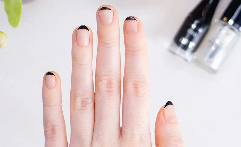 Micro francesa escura / Black micro french nails