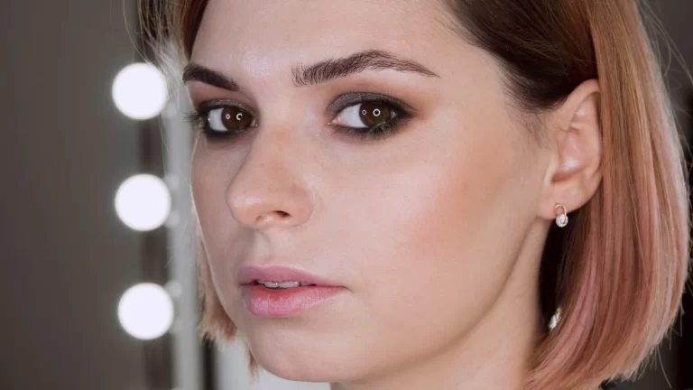 Aplicar sombras em pálpebras caídas