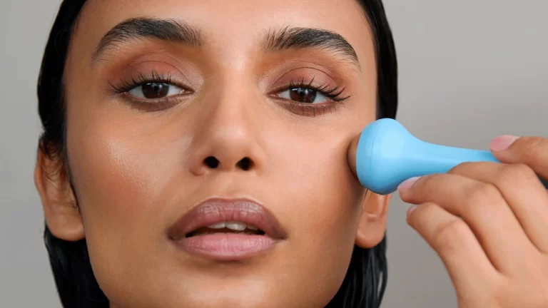 Massajador facial criogénico: frescura, brilho e zero inchaço