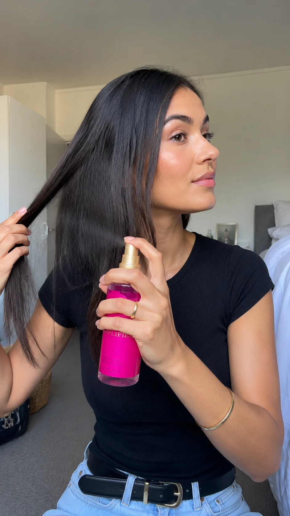 aplicar bruma perfumada no cabelo